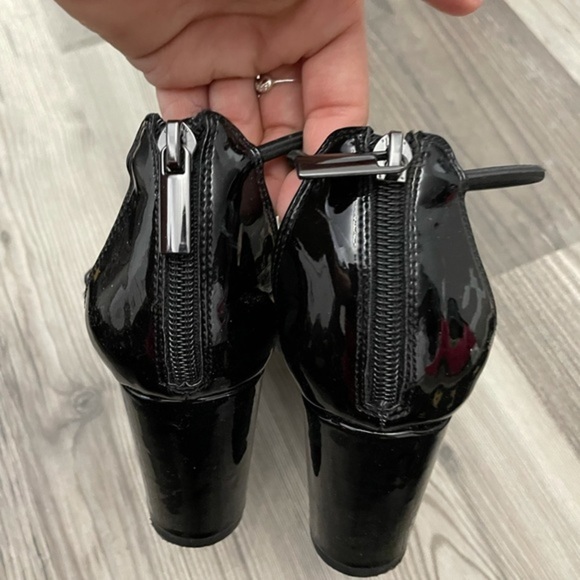 Bandolino Black Quilted Strappy Block Heels 8 - Picture 2 of 7